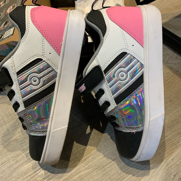 BRAND NEW Heelys size  2 youth - Picture 4 of 10
